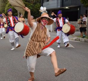 旧盆エイサー、女性版「チョンダラー」が活躍　宜野湾・伊佐青年会、石川さん憧れかなえる　沖縄