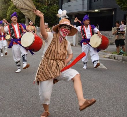 旧盆エイサー、女性版「チョンダラー」が活躍　宜野湾・伊佐青年会、石川さん憧れかなえる　沖縄