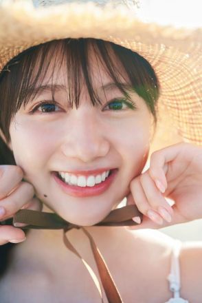 ＜22/7麻丘真央＞19歳“イマドキガール”　初写真集カット公開　沖縄でサロペット＆水着に　白ワンピも