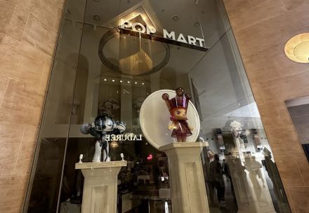 中国発アートトイ「POP MART」、仏ルーブルに出店　欧州展開にはずみ