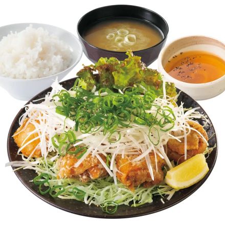 からやま「ネギだく塩ポン酢つけから定食」8月23日発売、「黒胡椒からあげ」に白髪ネギと青ネギを豪快にのせた商品、4種類の柑橘果汁を使った塩ポン酢付き