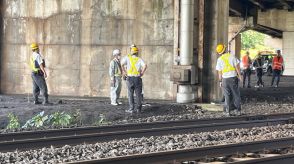 速報　JR室蘭線　輪西駅～御崎駅間で、道路橋から落下したコンクリート片見つかる　現地調査のため一部列車に運休や遅れ