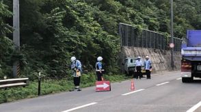 軽トラックが道路脇の壁に衝突　助手席の高齢の女性が死亡　小国町の国道113号