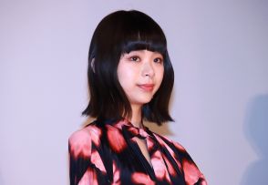 趣里、神野三鈴に抱きしめられ満面の笑み「ラブラブですね」「仲良いのホッコリします」の声＜ブラックペアン＞