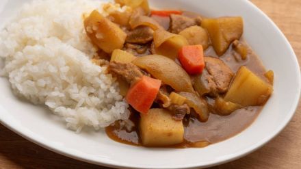 いつもの「カレーライス」に合わせるだけ！栄養バランスがととのう副菜３選｜管理栄養士が提案