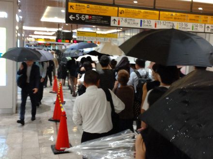 都内で大雨、帰宅時間直撃　新宿駅では水漏れ、構内で傘差す姿も