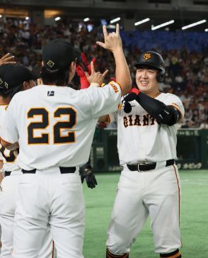 巨人・岡本和真、20号3ラン　左翼席上段への特大弾で7年連続20本