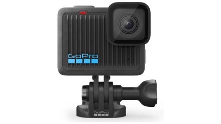 米Amazonで新型GoProの画像がリーク。1台は前画面なしのシンプル仕様に