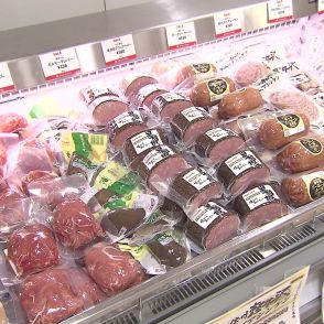 輸送費高騰で値上げの食料品　デパートでは安売りセール開始…ワインを2～4割引きで販売 カートいっぱいに買う客の姿も　不漁で高騰しているのりや加工肉も安い 都市伝説のミカンジュースが出る蛇口も 札幌市