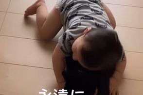 「よしよし」「ぎゅーっ」「ぽんぽん」ゼロ歳児の「まさに猫かわいがり」な動画に悶絶　