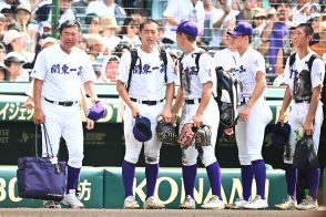 【甲子園】関東第一ナインが米沢監督に手渡した〝元気球〟　勝利への執念がこもった誕生日プレゼント　