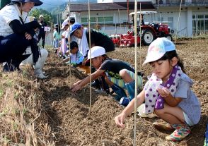 夏休み中に登校、「おいしいそばに」と小学生たちが種まき　福知山で地元の人に教わりながら