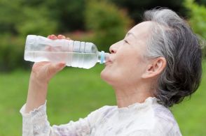 高齢者は要注意！水分補給のコツ「タイムマーカー付きのボトル」で飲み忘れを防ぐ【家事アドバイザー解説】