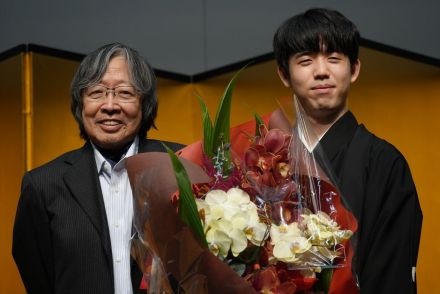 長年に渡り将棋界の哀歓伝えた大崎善生さん　昨年の藤井聡太王位の就位式で寄せた言葉とは