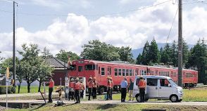 城端線踏切で列車と車接触　南砺・吉江野　遮断機下り立ち往生もけが人なし