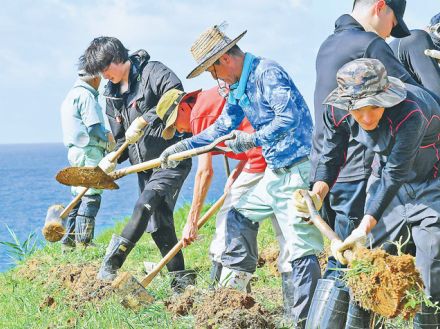 あぜ修復手伝いで〝恩返し〟「白米千枚田」観光中に被災した若者　石川県輪島市