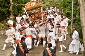 急な石段、迫るみこし　千葉・館山で迫力の「お浜出神事」