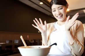 女子がハマるネオラーメン マグカップで提供「カプチーノラーメン」が沸騰 「新感覚」ラーメンライターが分析