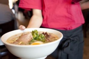 「ラーメンの匂いがとれません」汁をこぼされ、スマホとイヤホン故障　店に修理費を請求できる？