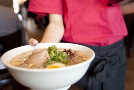 「ラーメンの匂いがとれません」汁をこぼされ、スマホとイヤホン故障　店に修理費を請求できる？