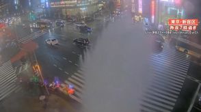 【記録的ゲリラ雷雨】都心の駅も歩道も水浸し…新宿駅前でマンホール吹き飛ぶ「この世の終わりみたいな音が…」