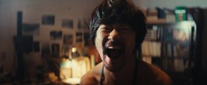 浅野忠信が写真家・深瀬昌久役を演じる映画『レイブンズ』が来年3月公開。共演に瀧内公美