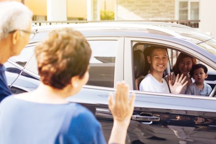 夏休みに家族4人で、名古屋から「福岡」の祖母の家に行きます。車で行ったほうが「新幹線」より節約になりますよね？