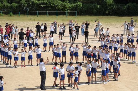 出合小児童ら笑顔で撮影　開校150周年記念で航空写真【山陽小野田】