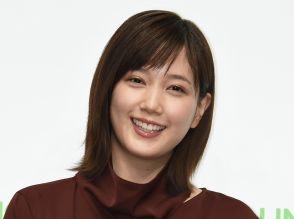 どこのユニフォーム? 本田翼さんのサッカーコーデに「可愛すぎやろ!」「透明感がすごい」