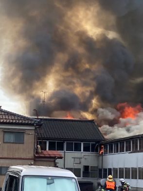 【速報】「2階から黒い煙が…」新潟・見附市で住宅など3棟燃える火事　ケガ人なし