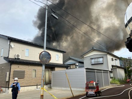 「2階から出火した」 新潟県見附市の商店街近くで火事 　住宅など7棟が焼け消火活動続く