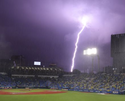 危機一髪!?  Jリーガーが至近距離の落雷瞬間を投稿「早めの避難を」「安全な場所に！」と心配の声