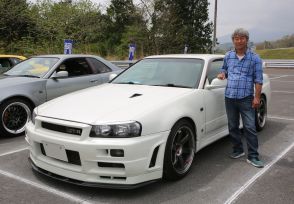 日産R34「スカイラインGT-R」でも「ニュル」は新車の5倍の値段に！ ダウングレードカスタムしてエンブレムも外して乗る理由とは