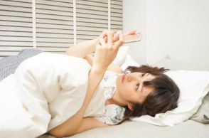 20代女性の95％、健康に悪い「寝る前スマホ」　やめられない人は「子ども向け規制ルール」と「ブルーライトカット」を