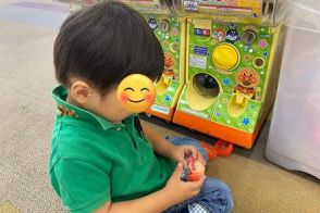 3歳児が「ガシャポンの前でうなだれる理由」が可愛い　「当たりじゃないんだ」「うちの子も」