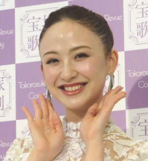 元花組トップ娘役星風まどか「奇跡的」と先輩女優とのツーショット　来年ミュージカルで共演