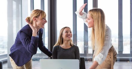 英語で「嬉しい」は何て言う？ 「happy」以外の「喜び」を伝える英語表現