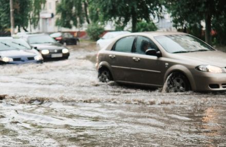 水深30センチでもエンジンが…。運転中に突然のゲリラ豪雨、JAFに聞いた「安全な対策」