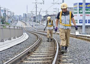 地道な作業でも「夏場は過酷」　LRT安全運行を支える２人　レールのゆがみなど歩いて確認