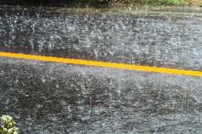 豪雨でマンホールから溢れる水「色がヤベェ」　ネット心配「飛沫を吸い込むのも避けたい」