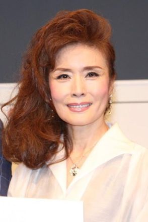 ＜小柳ルミ子＞「マリリン・モンローみたい」72歳、真っ赤なスリットドレスから美脚すらり　「年齢を感じさせない」「色気もあってステキ」の声