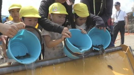 霧島市　子どもたちが稚魚放流 「豊かな海づくり放流祭 」