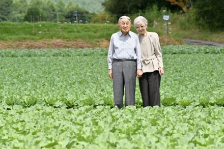 上皇ご夫妻、手を取り合い野菜畑を散策　静養で長野県軽井沢町に滞在