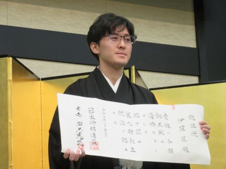 伊藤匠叡王「藤井さんと対局できたのは私の中で財産」　副賞はカントリーマアム１年分　叡王就位式／将棋