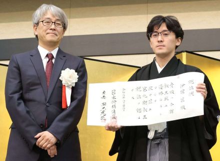 「藤井8冠」崩した伊藤匠叡王が就位式　「AIより正しかった判断、将棋の難しさ実感」