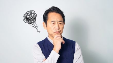 年金が「月5万円」でとてもやっていけません。「200万円」の貯金があるのですが、生活保護を申請できるのでしょうか？