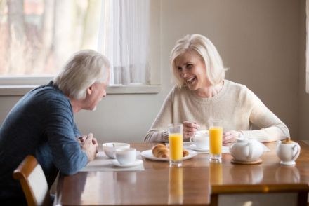 父の定年をきっかけに「家事の負担を減らしたい」という母。昼食を「自炊」から「コンビニ」に変えたら毎月夫婦でどれだけ食費がかかりますか？