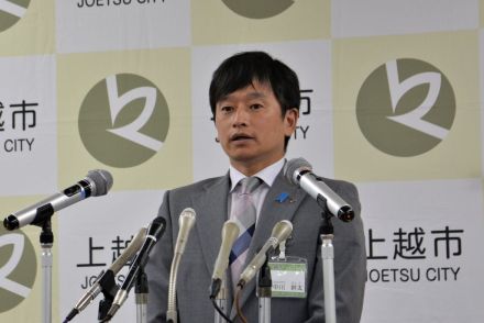 新潟・上越市長辞職せず　市議会から反発の声「工場勤務は高卒レベル」発言で辞職勧告決議