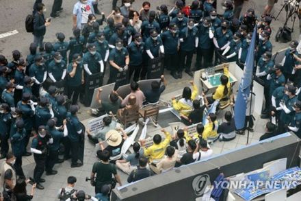 少女像周辺で座り込み　大学生らに二審も罰金刑＝韓国