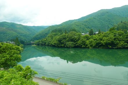 「薬草料理」ってどんな味？ 岐阜・飛騨市で納涼会席を！